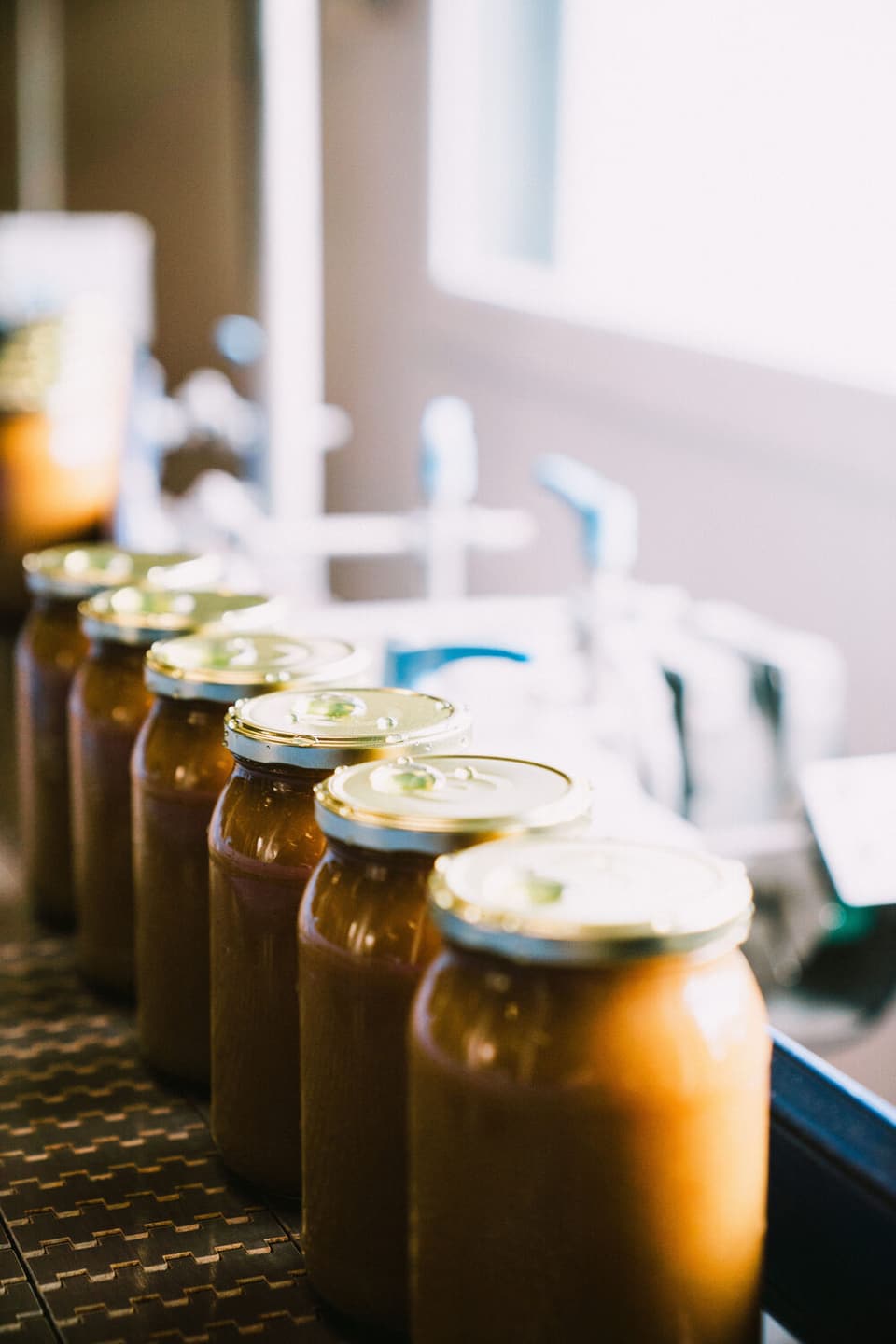 Pots de confiture sur la ligne de production
